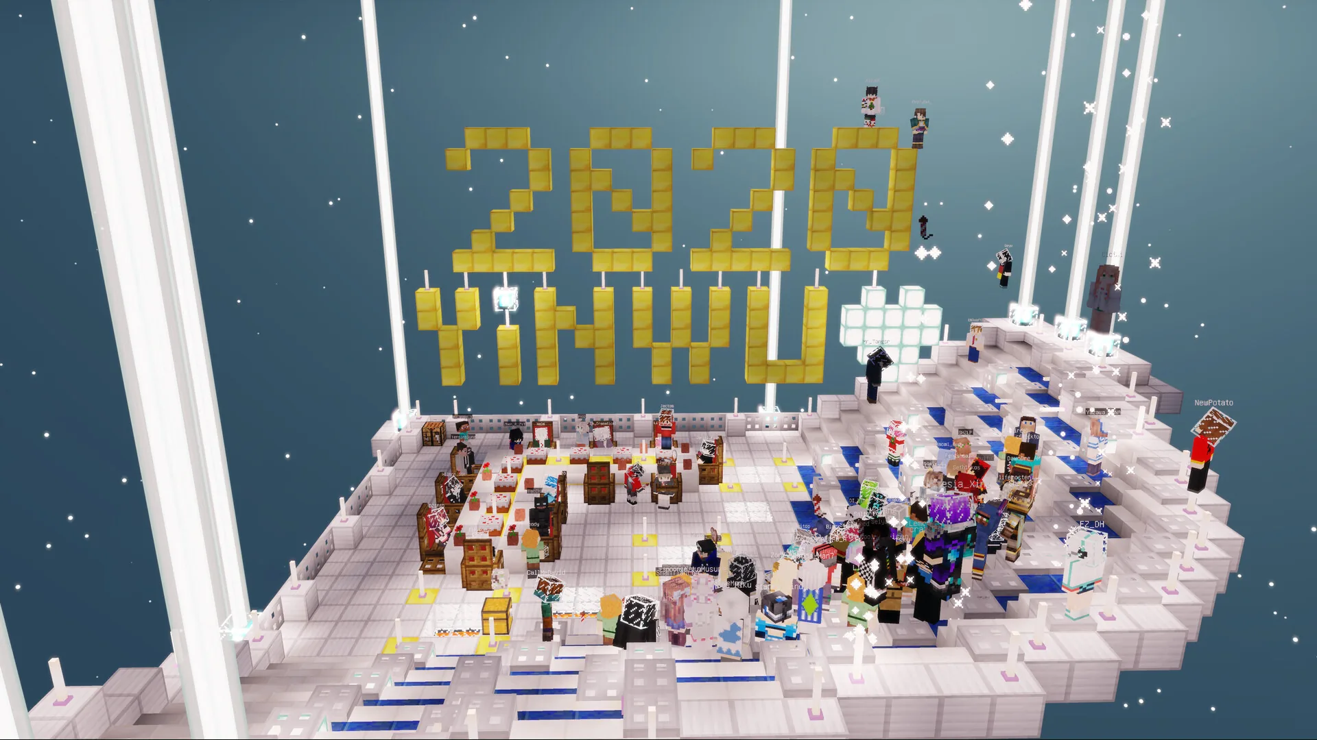 YinwuRealm 2020 元旦合影：玩家在白色合影台与金色 2020 字样前合照